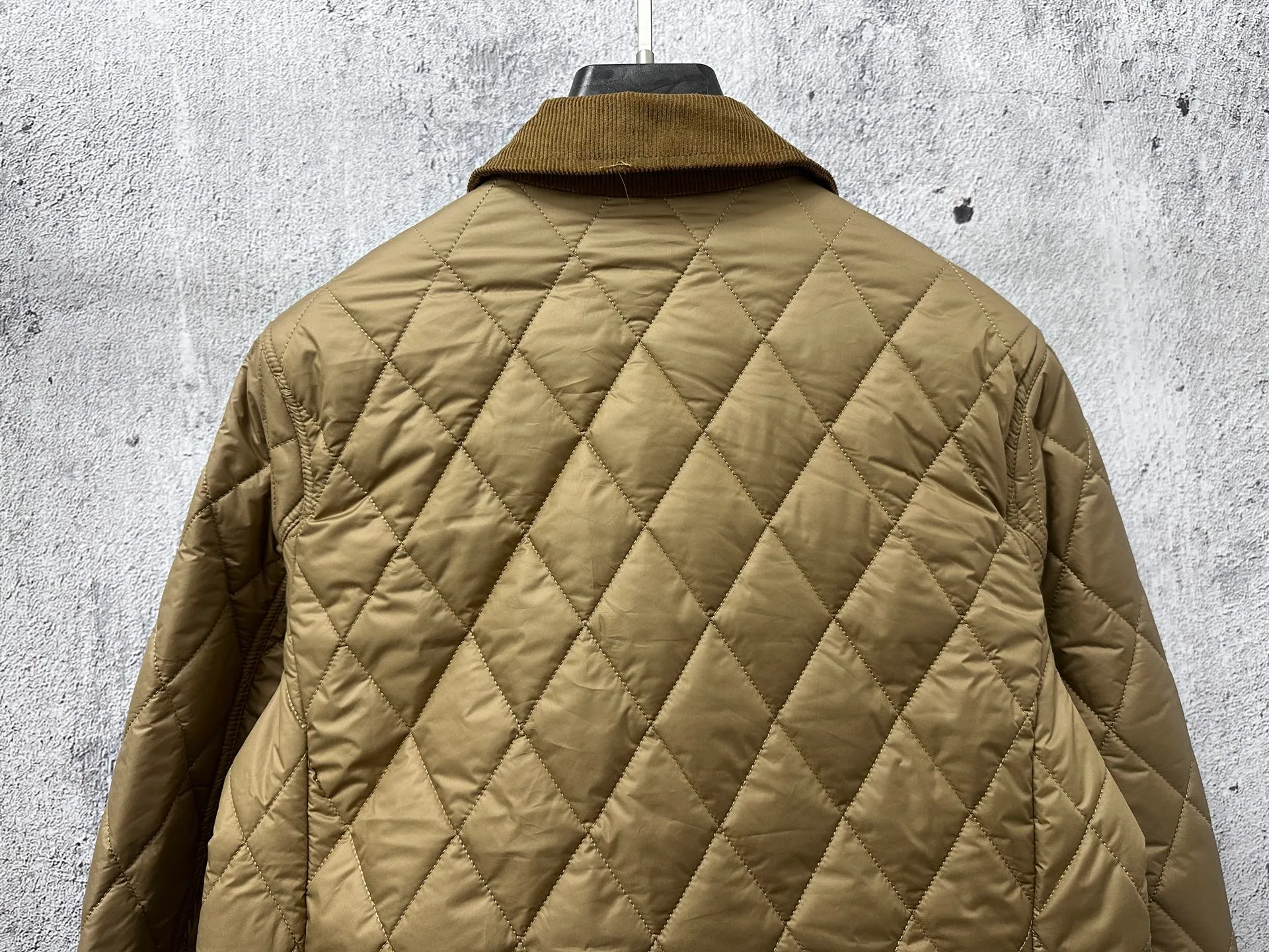 P320 【Ralph Lauren】Ralph Lauren's new brand of corduroy cotton jacket with logo embroidery on the chest, diamond plaid lapel, and perfect control of workmanship details, exquisite small logo embroidery on the chest, corduroy color-blocked lapel, and pocket design show details and highlight your personality! The version is simple but not simple! It is very youthful and energetic, and can be easily worn by both men and women. It is very in line with the fashion aesthetic concepts of today's young people! Size:S-XL